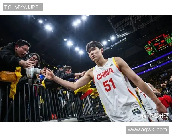 中国男篮与荷兰激战正酣比分悬念引发球迷热议与期待 中国男篮与荷兰激战正酣比分悬念引发球迷热议与期待